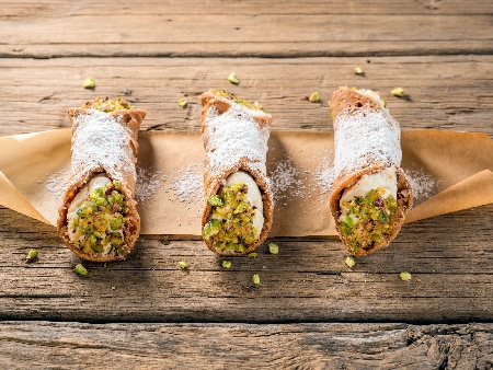 Каноли – традиционен италиански десерт с пълнеж с крем от рикота и шам-фъстък - снимка на рецептата
